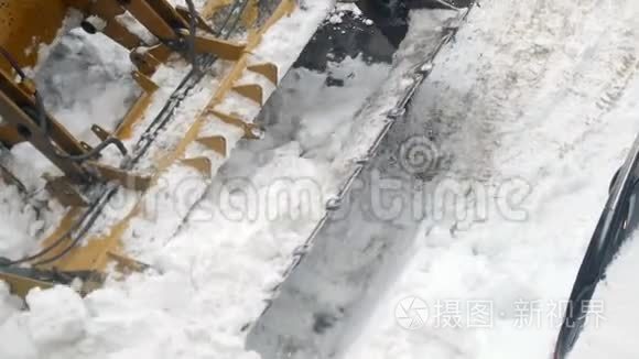 拖拉机把路上的雪清除了视频