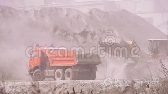 挖掘机装运斗车装沙场视频