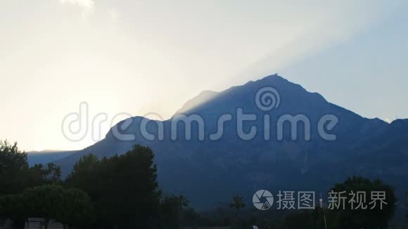 太阳从山后，日落或日出，夏天，树木