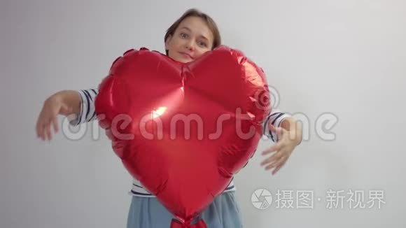 高加索女人抱着一颗巨大的红心视频