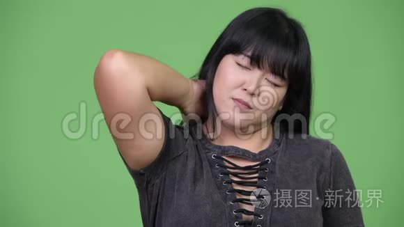 美丽的超重亚洲女人脖子疼视频