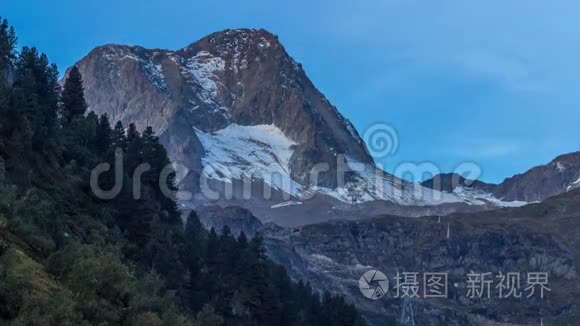 阿尔卑斯山的日出时间流逝，光线和云层令人印象深刻。 泰罗尔，奥地利。