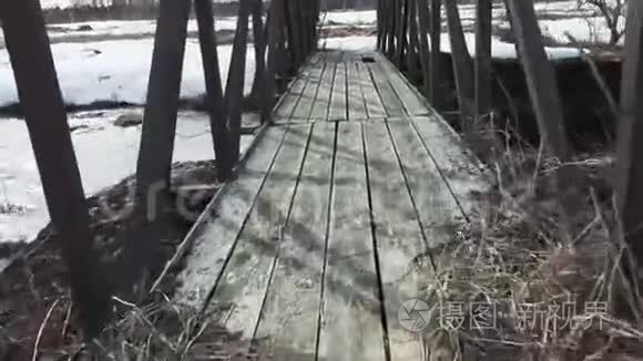 河上的旧木桥视频