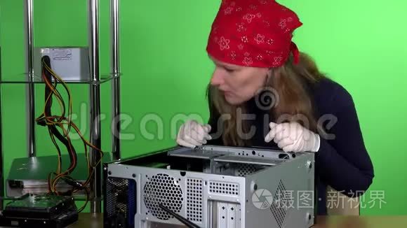 技术员妇女安装内存到台式电脑视频