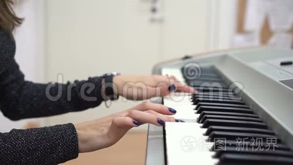 弹钢琴或合成乐器时女人的手视频