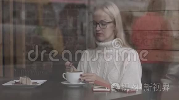 坐在咖啡馆里的女人。 喝着咖啡做梦