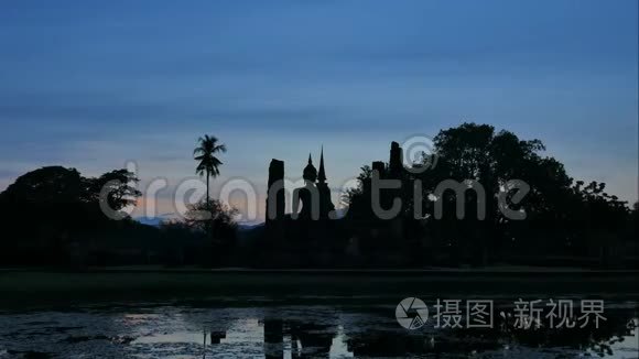 泰国苏霍台历史公园的马哈特神庙，泰国北部著名的旅游景点。 4白天到晚上时间流逝。