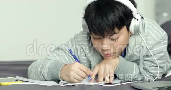 亚洲青少年休息和做你的家庭作业多利射击。
