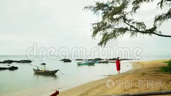 越南阳光明媚的一天。 那个女人沿着海岸的海洋走