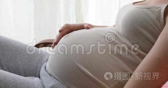 预期中的作物妇女触摸腹部视频