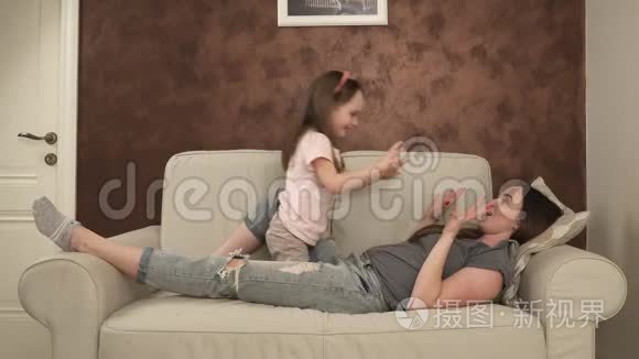 小女孩落入母亲的怀抱视频