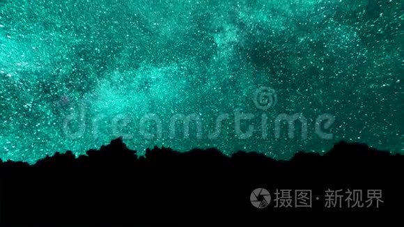 银河从树后出现.. 英仙座流星雨刚毛银河时间推移。 夜空动画