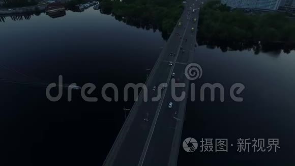 傍晚日落时，汽车在桥上行驶. 空中景观晚城