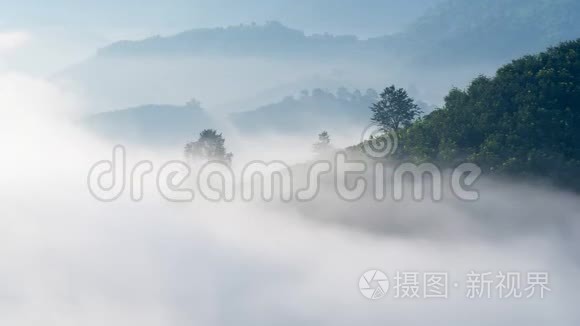 时间流逝，令人惊叹的自然薄雾在日出期间漫过自然山脉