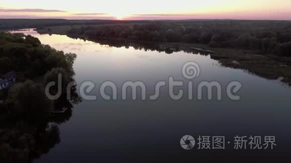 空中真实的后景，在背景下飞越河流的美丽飞行