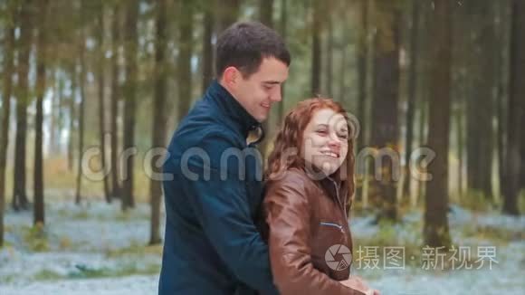 男人在冬林拥抱女朋友视频