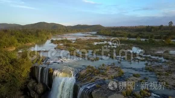 日落时从石河板块落下的瀑布视频