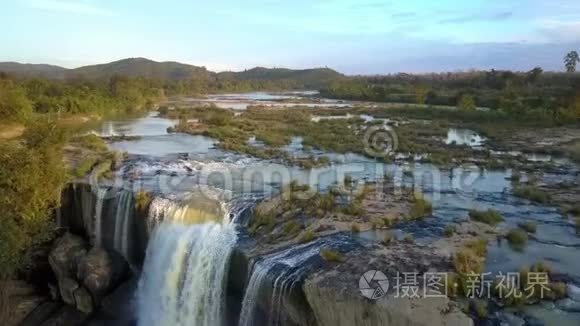 在宽河与远山之间低空飞行视频