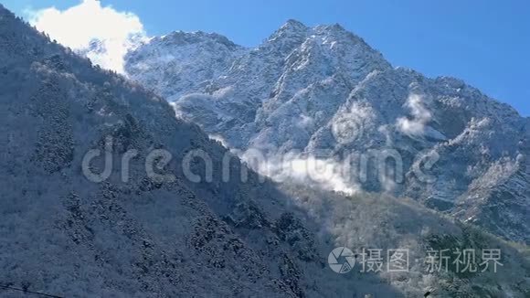 覆盖着白雪的雄伟山脉全景视频