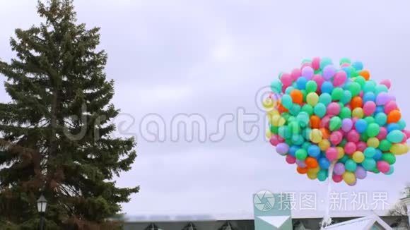 天空背景上的五彩气球视频