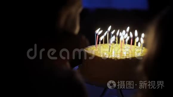 孩子们在生日时许愿视频