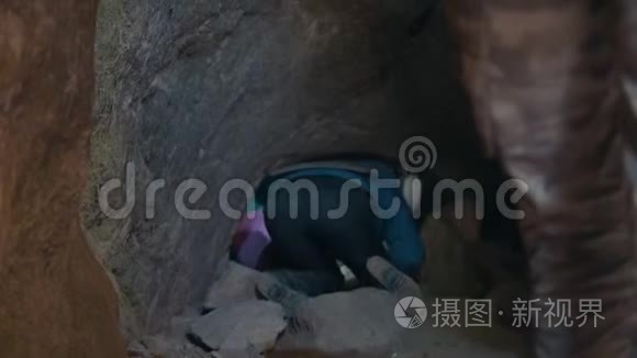一群徒步旅行者进入狭窄的洞穴视频