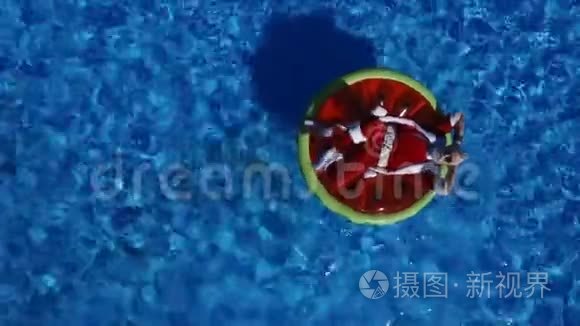西瓜花车游泳池里的圣诞老人视频