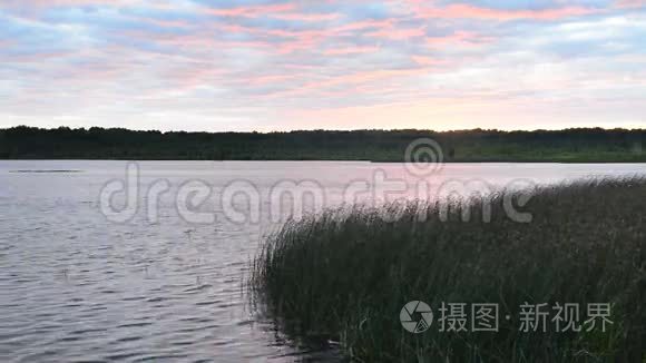 湖面上的日落