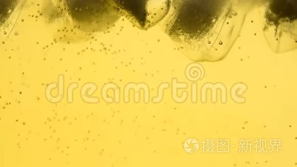 把苏打水或柠檬水加冰块视频