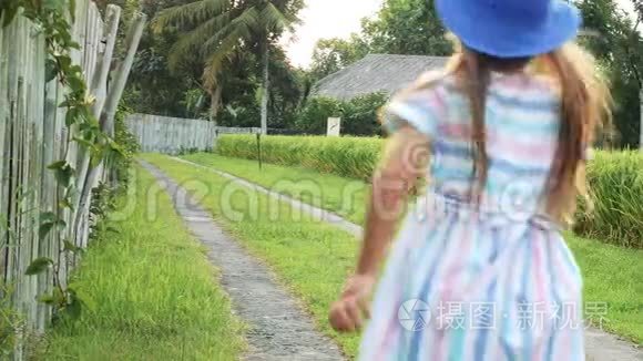 小女孩在阳光下跑步很开心视频
