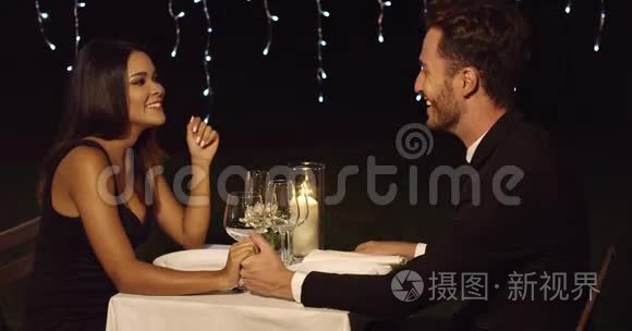可爱的年轻夫妇享受浪漫的晚餐视频