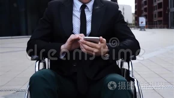 男性残疾人用手机工作视频