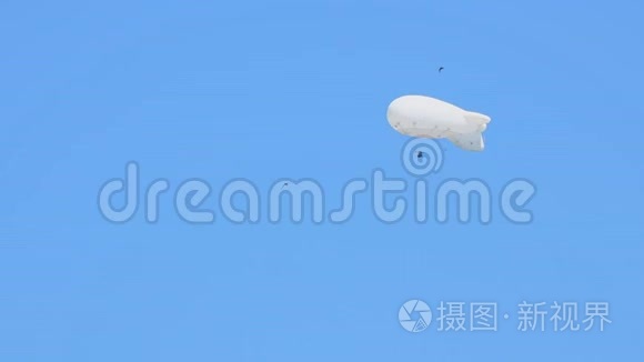 蓝天上飞艇形状的大气球视频