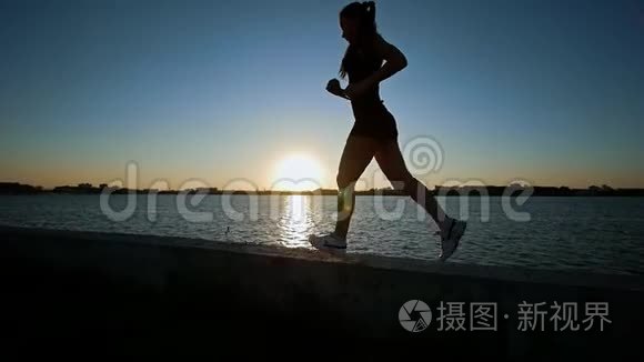 美丽的运动女子在海滨奔跑