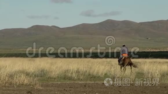 蒙古游牧民族骑马视频