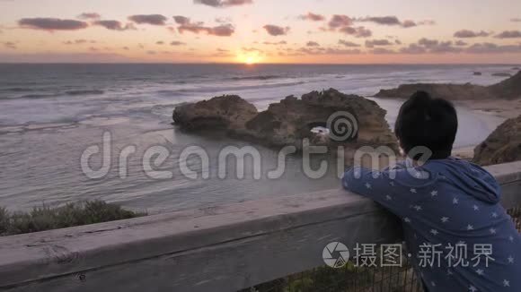 欣赏澳大利亚海滩景观的妇女视频