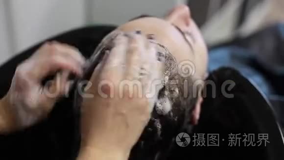 理发师洗头发按摩头部视频