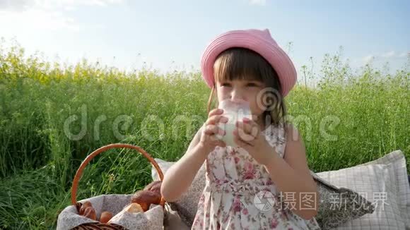 儿童`脸上的喜悦、牛奶广告、儿童健康食品、野餐饮料、奶制品