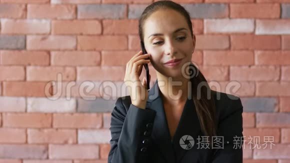 带马尾辫的女商人在智能手机上讲话