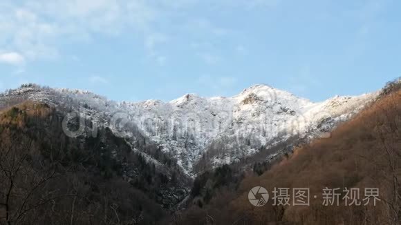 高山峰，光秃秃的树木，蓝天多云