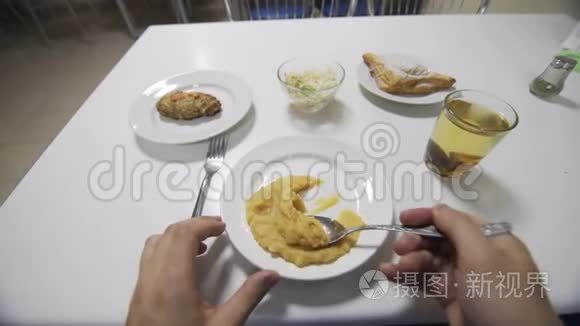 食堂吃土豆泥的观点视频