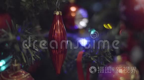 圣诞节玩具冰柱圣诞节和新年装饰。 摘要模糊的博克假日背景。 闪烁的加兰