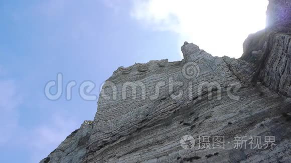 天空前陡峭的悬崖视频