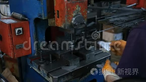 工厂工人用机器钻金属零件