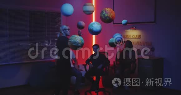 教授天文学和行星模型的青年教师