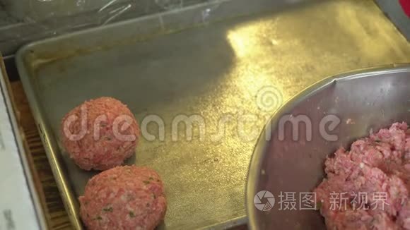 三个生肉丸子放在锅里