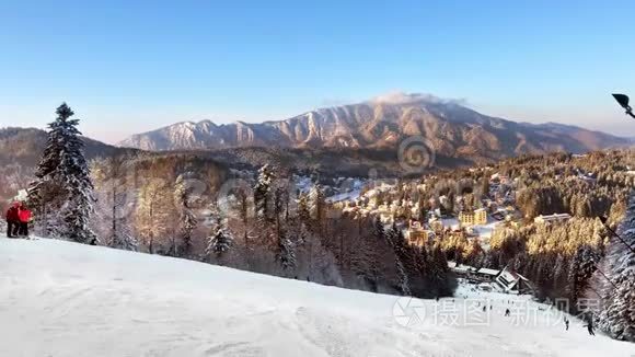 人们在滑雪胜地享受晴天视频