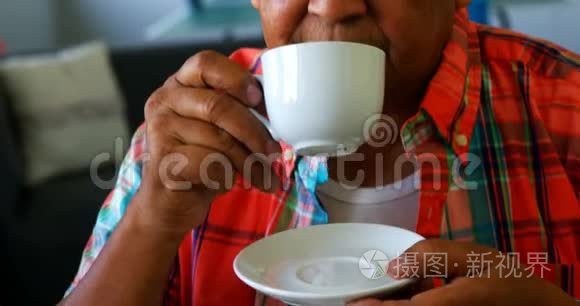 在养老院喝茶的老人视频