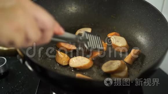 用平底锅煮的猪肉香肠视频