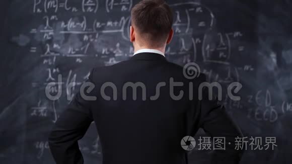 用数学公式对黑板的人后视图